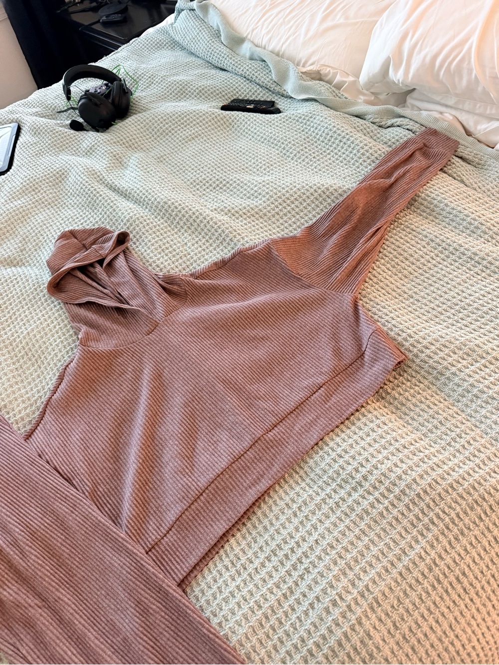 ALO Yoga Cropped Ribbed Hoodie in Raisinette Heather